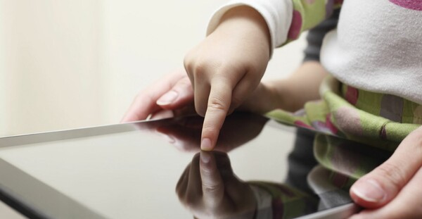 Έρευνα: Κινητά και tablets «κλέβουν» τον ύπνο των παιδιών