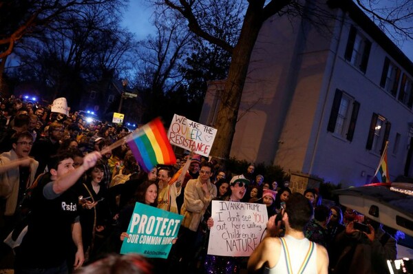 LGBTQ ακτιβιστές έκαναν street party μπροστά από το σπίτι της Ιβάνκα Τραμπ