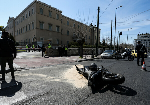 Τροχαίο έξω από τη Βουλή: Όχημα ασφαλείας της Ν.Μπακογιάννη συγκρούστηκε με μηχανή - Η ανάρτηση στο Facebook