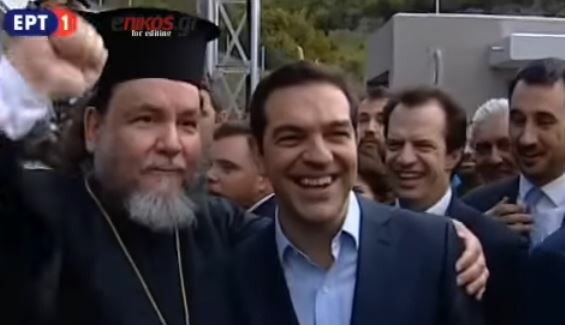Η επική ατάκα ιερέα στον Τσίπρα για να βγάλουν μαζί φωτογραφία: «Ήθελα αναμνηστικό με έναν ακροαριστερό»