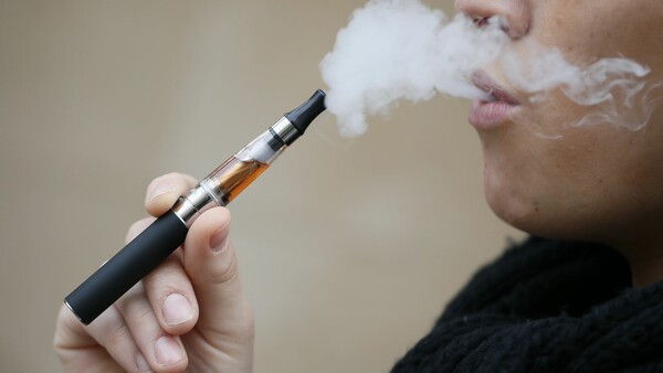 Έρευνα: Τα ηλεκτρονικά τσιγάρα ευνοούν την επέκταση του καπνίσματος στους εφήβους