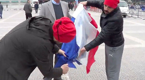 Toύρκοι διαδηλωτές διαμαρτύρονται κατά της Ολλανδίας αλλά καίνε... λάθος σημαία