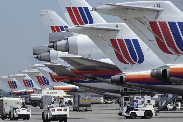 Η United Airlines απαγορεύει σε δύο έφηβες να επιβιβαστούν στην πτήση τους γιατί φορούσαν κολάν
