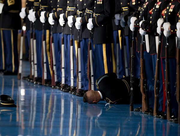 H στιγμή που φρουρός κατέρρευσε στο τιμητικό άγημα της τελευταίας επιθεώρησης στρατού από τον Ομπάμα