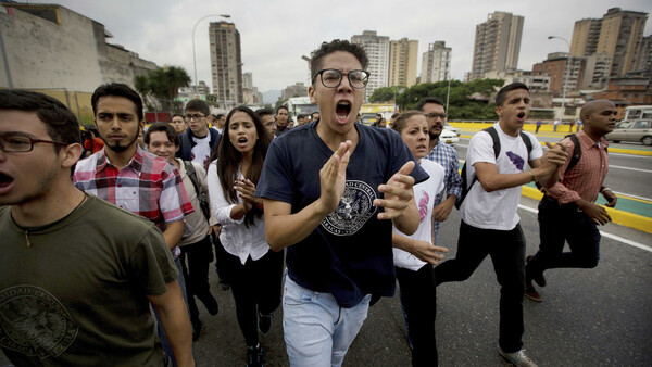 Βενεζουέλα: Υποστηρικτές της αντιπολίτευσης κατέκλυσαν τους δρόμους για το "πραξικόπημα" στη Βουλή