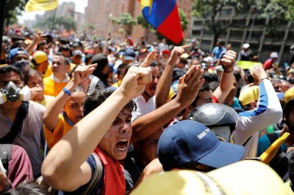 Στο «κόκκινο» η ένταση στη Βενεζουέλα: Βίαια επεισόδια μεταξύ των δυνάμεων ασφαλείας και διαδηλωτών στο Καράκας