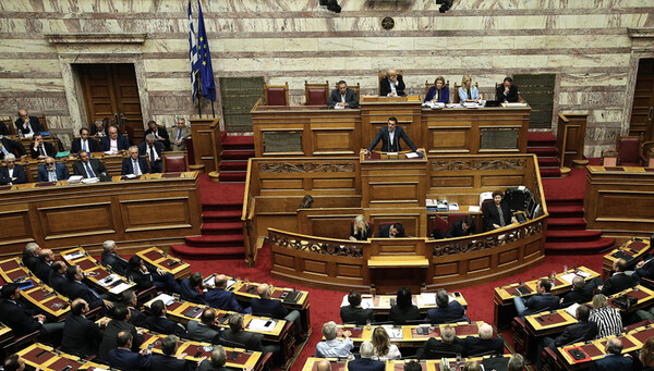 Βουλή: Ενός λεπτού σιγή για τα τέσσερα παιδιά, που έχασαν τη ζωή τους σε τροχαίο στη Θεσσαλονίκη