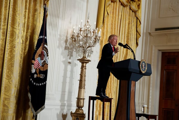 #TinyTrump: Το ίντερνετ τρολάρει τον Τραμπ κάνοντάς τον να φαίνεται μικροσκοπικός