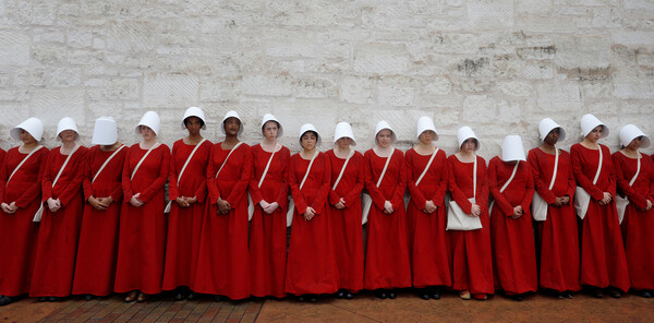 The Handmaid's Tale: Θυμωμένο κομψοτέχνημα