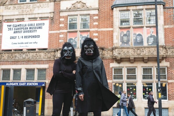 Τα Guerrilla Girls εκτός από τον Τραμπ και τον σεξισμό κυνηγούν και τους συλλέκτες