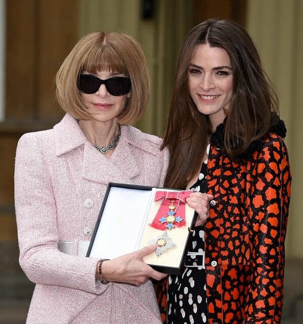 H βασίλισσα Ελισάβετ τίμησε την Άννα Γουίντουρ για την προσφορά της στο χώρο της μόδας