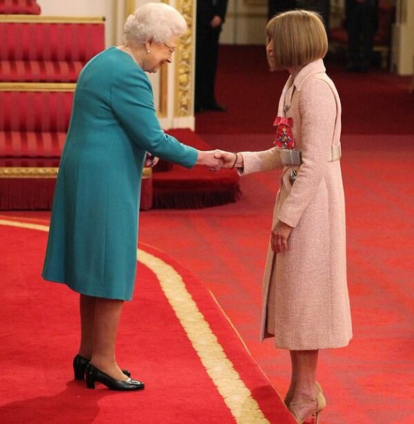 H βασίλισσα Ελισάβετ τίμησε την Άννα Γουίντουρ για την προσφορά της στο χώρο της μόδας