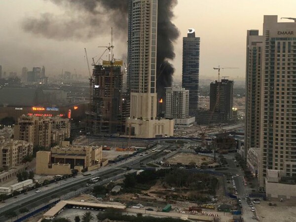 Ουρανοξύστης στο Ντουμπάι φλέγεται και σχεδόν όλη η πόλη μοιάζει με σκηνικό αποκάλυψης
