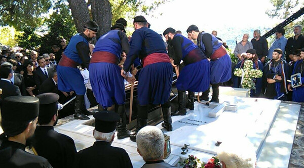 Με μπαλωθιές και ριζίτικα αποχαιρέτισαν τον Κωνσταντίνο Μητσοτάκη -ΒΙΝΤΕΟ