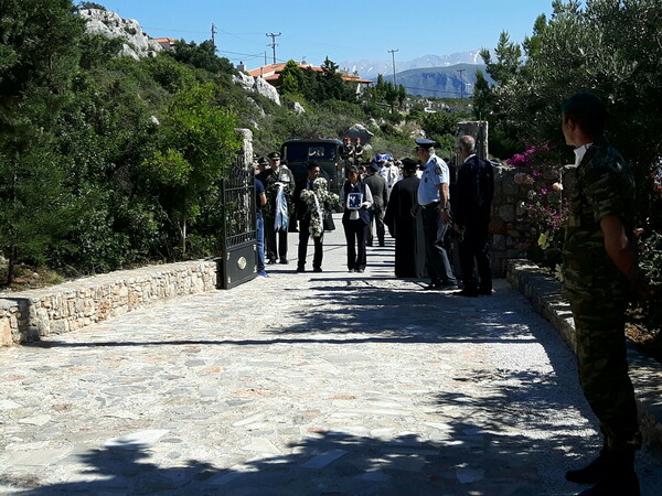 Με μπαλωθιές και ριζίτικα αποχαιρέτισαν τον Κωνσταντίνο Μητσοτάκη -ΒΙΝΤΕΟ