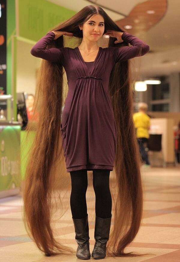 H «Ραπουνζέλ» της Λετονίας έχει μαλλιά που ξεπερνούν τα 2 μέτρα και τα μακραίνει εδώ και 20 χρόνια