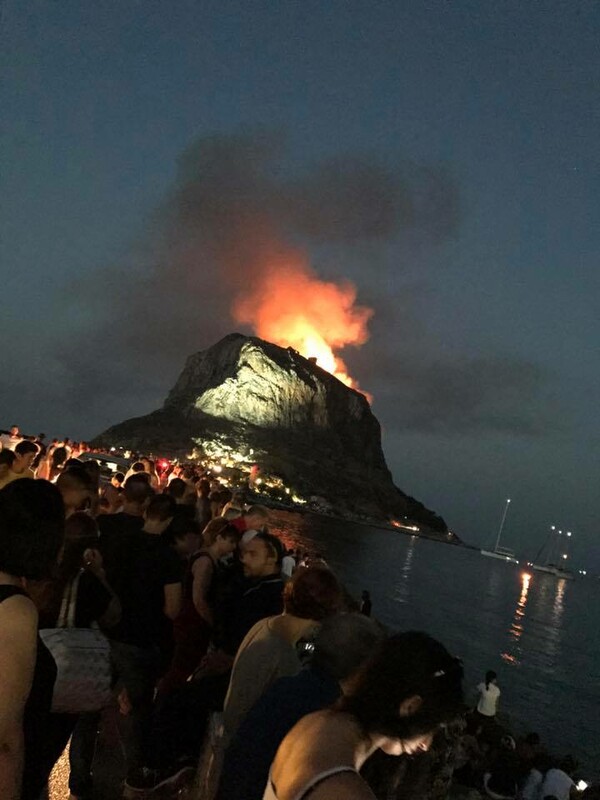 Στις φλόγες το κάστρο της Μονεμβασιάς - Φωτογραφίες και Βίντεο