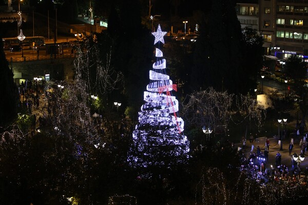 Επισήμως Χριστούγεννα και στην Αθήνα - Η φωταγώγηση του δέντρου στην πλατεία Συντάγματος