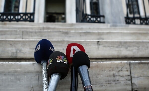 Τροπολογία «δώρο» στα κανάλια μειώνει το φόρο επί των διαφημίσεων