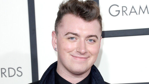 Γιατί η μπαλάντα του Sam Smith όπου κλαίει τον χαμένο του έρωτα σαρώνει;