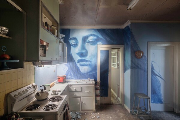 Εκεί που η ομορφιά συναντά τη φθορά: ο Rone ζωγραφίζει τοίχους σπιτιών υπό κατεδάφιση