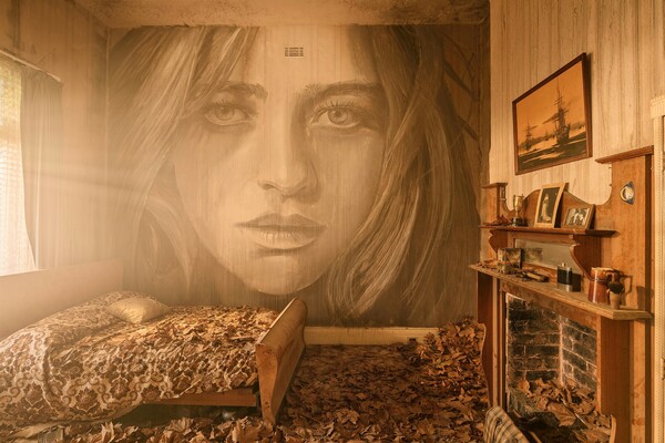 Εκεί που η ομορφιά συναντά τη φθορά: ο Rone ζωγραφίζει τοίχους σπιτιών υπό κατεδάφιση
