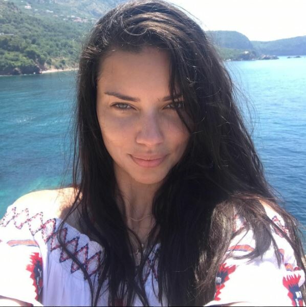 Adrianna Lima: Νέος έρωτας με Τούρκο συγγραφέα και διακοπές με πολυτελές γιοτ στο Μπόντρουμ