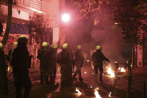 Εικόνες σοκ από Εξάρχεια - Η δικηγόρος με τη φωτοβολίδα καρφωμένη να της καίει το πόδι