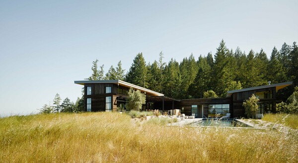 Ένα εντυπωσιακό καλιφορνέζικο σπίτι που γίνεται ένα με τη φύση