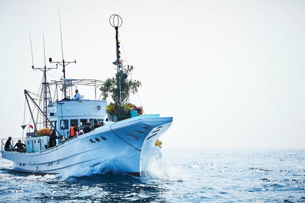 Τέσσερα μπουκέτα και ένα μπονσάι στα βάθη του ωκεανού