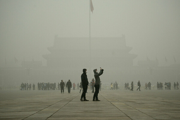 Πορτοκαλί συναγερμός στο Πεκίνο - Βυθίζεται στο νέφος η πόλη