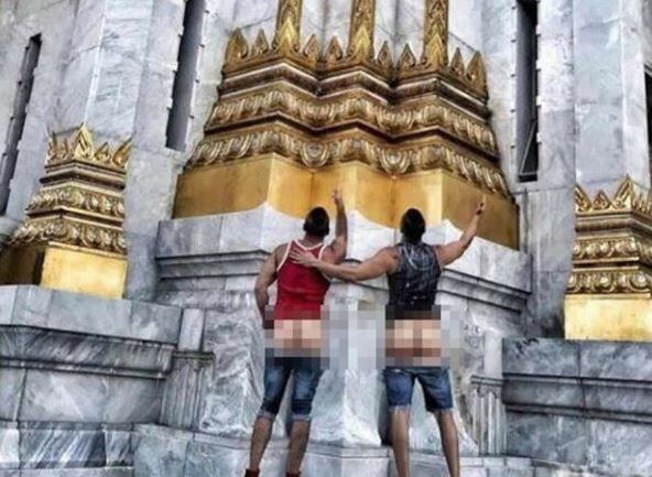Τουρίστες φωτογραφήθηκαν με γυμνά οπίσθια έξω από ναό στη Μπανγκόκ και συνελήφθησαν