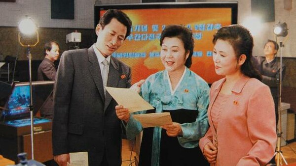 H Ροζ Κυρία της Β. Κορέας που αναγγέλλει πρόσχαρα πυρηνικές καταστροφές