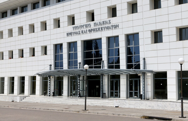 «Χάος» προκαλεί η απόφαση να μην διανέμονται συγγράμματα στους φοιτητές- Αντιδρούν οι καθηγητές, κόντρα υπουργείου και ΝΔ
