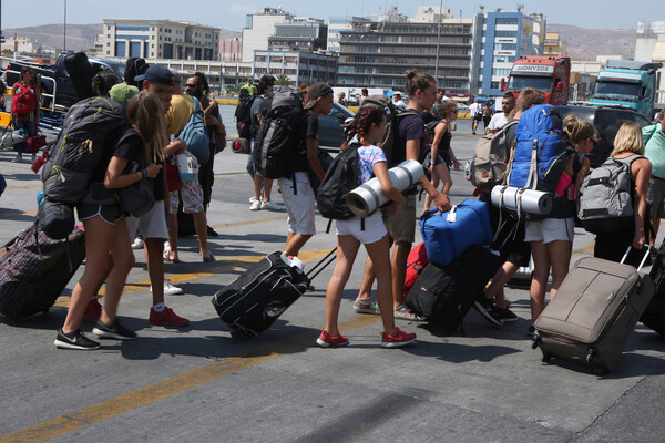 Σε εξέλιξη το τελευταίο μεγάλο κύμα φυγής στα νησιά - Συνωστισμός στα λιμάνια της Αττικής