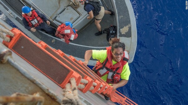 Απίστευτη ιστορία διάσωσης - Δύο γυναίκες και δύο σκύλοι είχαν χαθεί στον Ειρηνικό Ωκεανό για πέντε μήνες