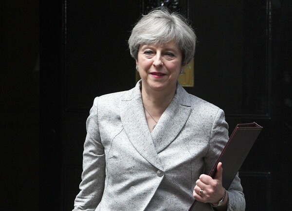 Βρετανία: Έκλεισε η συμφωνία Συντηρητικών - DUP για στήριξη της κυβέρνησης Μέι