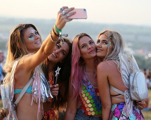 To φεστιβάλ Glastonbury ξεκίνησε - Χιλιάδες άνθρωποι συγκεντρώθηκαν για τη μεγάλη γιορτή της μουσικής