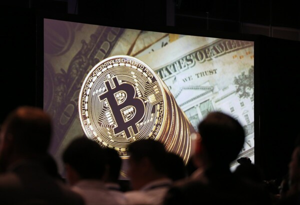 Νέο ιστορικό υψηλό για το bitcoin - Ξεπέρασε τα 10.000 δολάρια