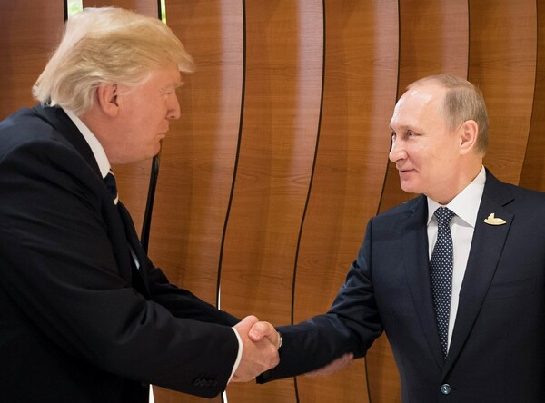 Ξεκίνησε η κρίσιμη συνάντηση Τραμπ - Πούτιν