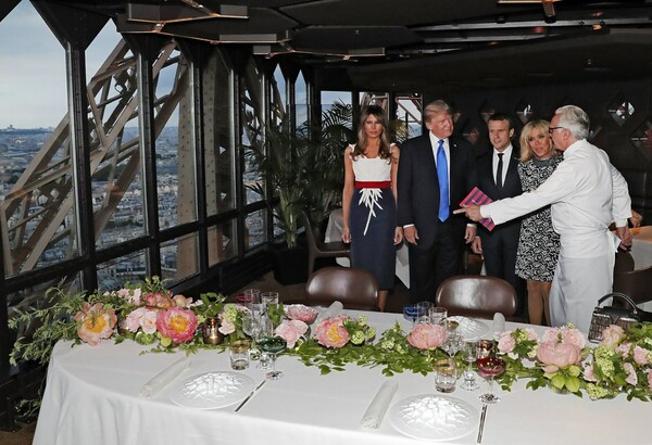 Τραμπ, Μελάνια, Μακρόν και Μπριζίτ στον Πύργο του Άιφελ για δείπνο από διάσημο γάλλο σεφ