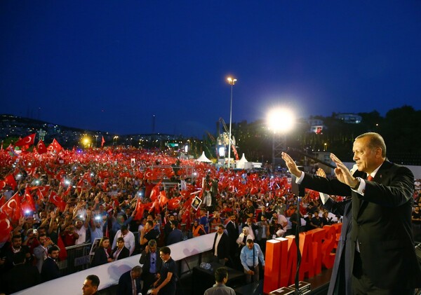 O Ερντογάν αποθεώθηκε από χιλιάδες Τούρκους στη συγκέντρωση για την επέτειο ενός έτους από την απόπειρα πραξικοπήματος