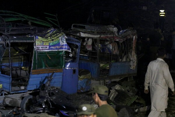 Έκρηξη παγιδευμένου φορτηγού στο Πακιστάν με δεκάδες τραυματίες