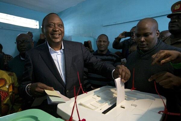 Κένυα: Ο Ουχούρου Κενυάτα επανεξελέγη πρόεδρος της χώρας