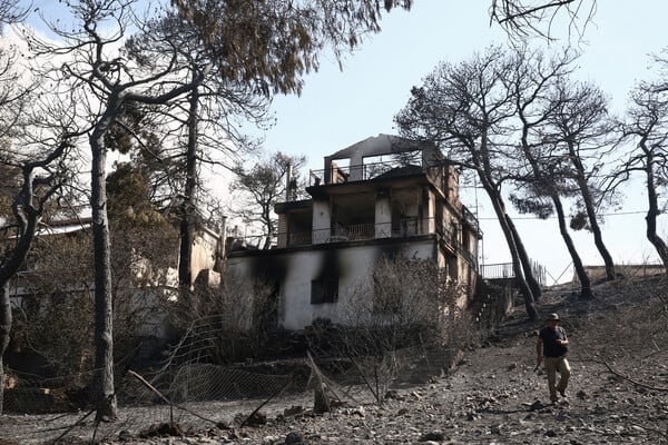 Στάχτη και αποκαΐδια: Δραματικές εικόνες από το πέρασμα της φωτιάς σε Βαρνάβα, Κάλαμο, Καπανδρίτι