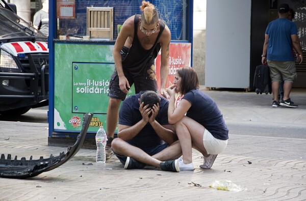 Τρομοκρατικό χτύπημα στη Βαρκελώνη - Νεκροί και τραυματίες από φορτηγάκι που έπεσε σε πεζούς