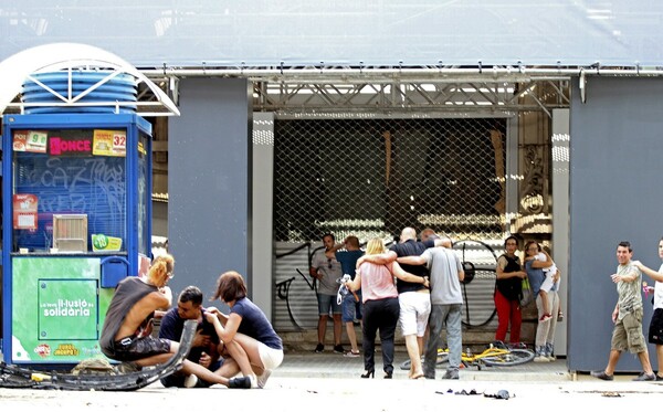 Τρομοκρατικό χτύπημα στη Βαρκελώνη - Νεκροί και τραυματίες από φορτηγάκι που έπεσε σε πεζούς