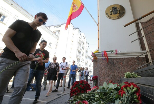 «Η Λα Ράμπλα κλαίει αλλά είναι ζωντανή»: Βαρύ πένθος και ερωτηματικά για την επίθεση- Θρηνούν οι οικογένειες που χωρίστηκαν βίαια από το θάνατο