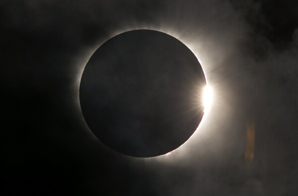 Κοιτώντας με δέος την ολική έκλειψη Ηλίου - Εντυπωσιακές φωτογραφίες από τις ΗΠΑ