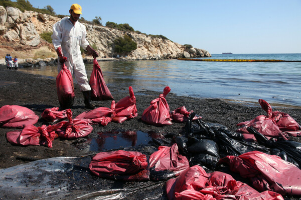 Ανακοίνωση της εταιρίας του «Αγία Ζώνη»: Απορούμε πώς εμφανίστηκε η πετρελαιοκηλίδα στο Π. Φάληρο